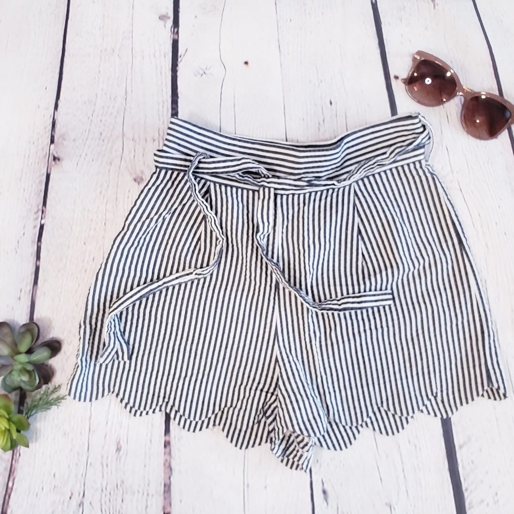 H&M Scalloped Shorts - Picture 1 of 7